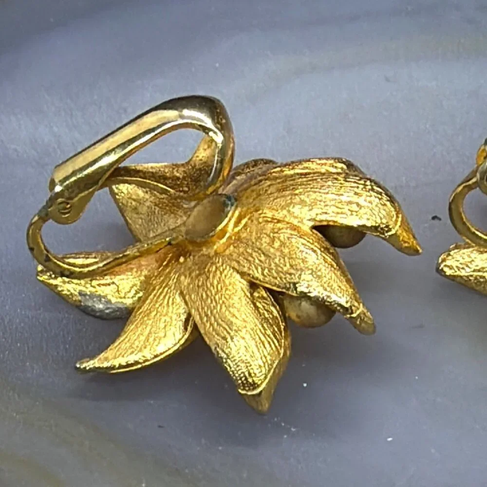 VTG MCM 1950s 3D Floral Clip On Earrings Faux Pearl Rhinestone Layered Flower - Picture 12 of 16